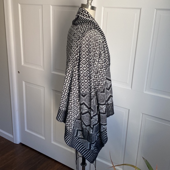 Shawl Sweater - Geometric - Black & White - S - Picture 3 of 6